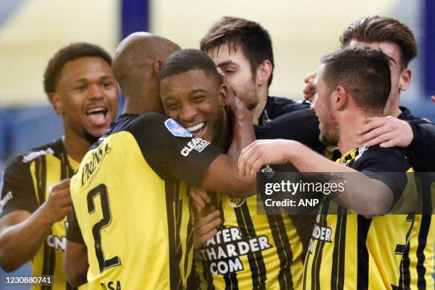 Riechedly Bazoer of Vitesse viert 1-0 met zijn teamgenoten tijdens de Nederlandse Eredivisie-wedstrijd tussen Vitesse Arnhem en RKC Waalwijk in het...