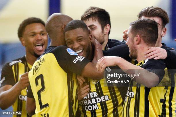 Riechedly Bazoer of Vitesse viert 1-0 met zijn teamgenoten tijdens de Nederlandse Eredivisie-wedstrijd tussen Vitesse Arnhem en RKC Waalwijk in het...