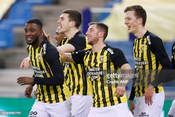 Riechedly Bazoer of Vitesse viert 1-0 met zijn teamgenoten tijdens de Nederlandse Eredivisie-wedstrijd tussen Vitesse Arnhem en RKC Waalwijk in het...