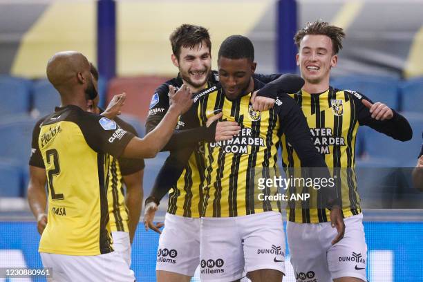 Riechedly Bazoer of Vitesse viert 1-0 met zijn teamgenoten tijdens de Nederlandse Eredivisie-wedstrijd tussen Vitesse Arnhem en RKC Waalwijk in het...