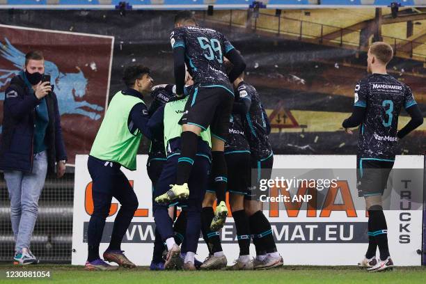 Richard van der Venne of RKC Waalwijk viert 1-1 met zijn teamgenoten tijdens de Nederlandse Eredivisie-wedstrijd tussen Vitesse Arnhem en RKC...