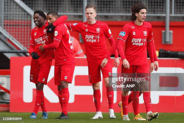 Queensy Menig of FC Twente viert zijn doelpunt, maar het doelpunt wordt afgekeurd tijdens de Nederlandse Eredivisie-wedstrijd tussen FC Twente en sc...