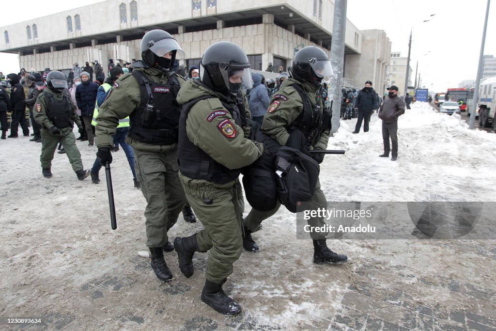 Police intervene in Navalny protest in Kazan