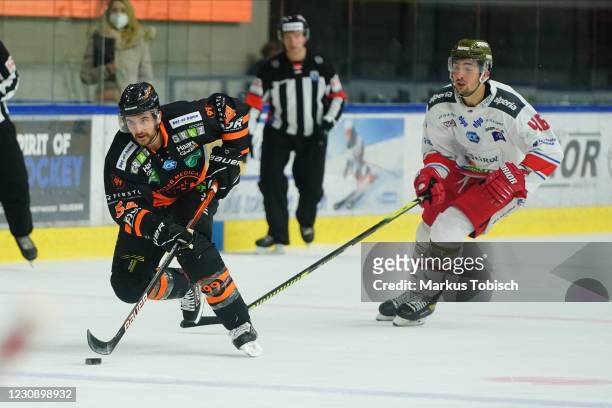 Anthony Cameranesi of Graz and Ivan Deluca of Bozen during the Bet-at-home Ice Hockey League match Moser Medical Graz99ers and HCB Suedtirol Alperia...
