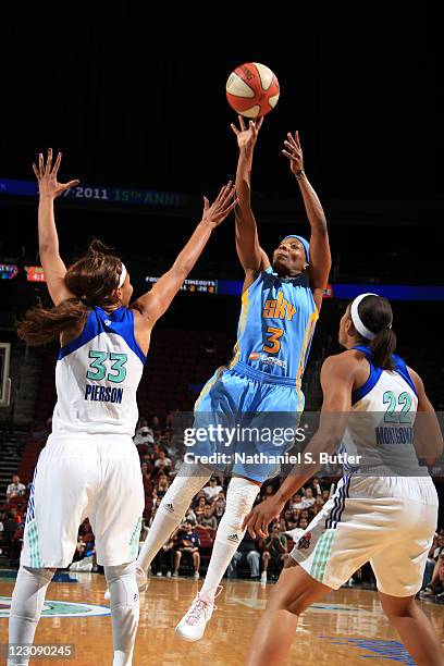 Dominique Canty of the Chicago Sky shoots against Plenette Pierson of the New York Liberty during a game on August 30, 2011 at the Prudential Center...