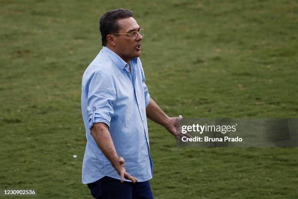 Vanderlei Luxemburgo, Head coach of Vasco da Gama, gives instructions to his players during the match between Vasco da Gama and Bahia as part of the...