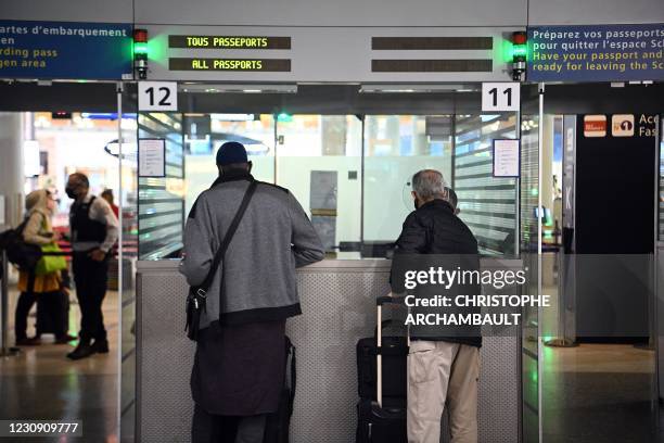 Immigration Officer Airport Photos and Premium High Res Pictures ...