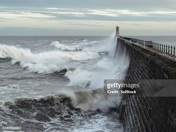 stürmischer tag an der küste - leuchtturm sturm stock-fotos und bilder