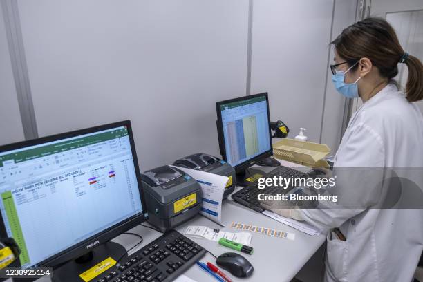 Hospital Computer Testing 5,788 Hospital Lab Computer Stock Photos, High-Res Pictures, and Images ...