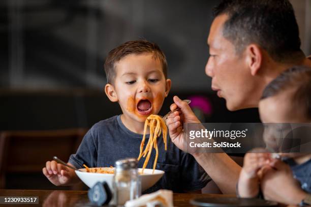 daddy hilft mir mit demlunch - asian family cafe stock-fotos und bilder