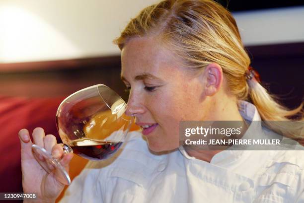 Hélène Darroze, fille, petite-fille et arrière petite-fille de cuisiniers des Landes inhale les senteurs d'un Armagnac dans son restaurant parisien,...