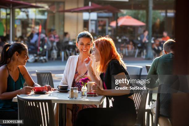 kaffee und aufholen in der sonne - straßencafe stock-fotos und bilder