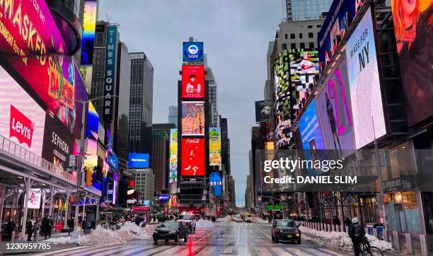 February Square Times Square And Day Time Photos and Premium High Res Pictures - Getty ...