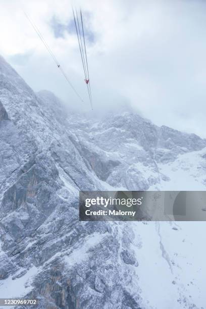 cable car at zugspitze mountain. - tellerlift stock-fotos und bilder