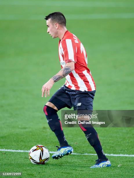 Alejandro Berenguer Remiro of Athletic Club controls the ball during the Copa del Rey match between Real Betis and Athletic Club at Estadio Benito...
