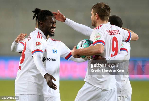 Simon Terodde of Hamburg celebrates with teammates after scoring his team's first goal during the Second Bundesliga match between FC Erzgebirge Aue...