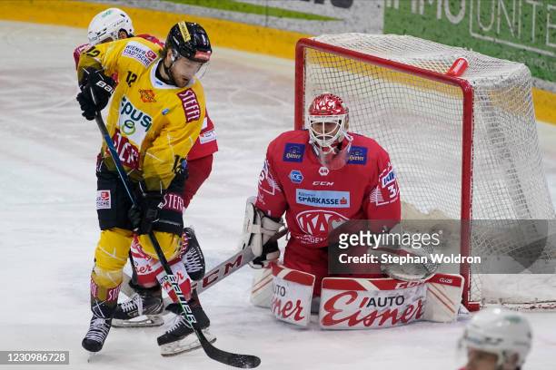 Alexander Cijan of Vienna and Sebastian Dahm of Klagenfurt during the Bet-at-home Ice Hockey League match between Vienna Capitals and EC Red Bull...