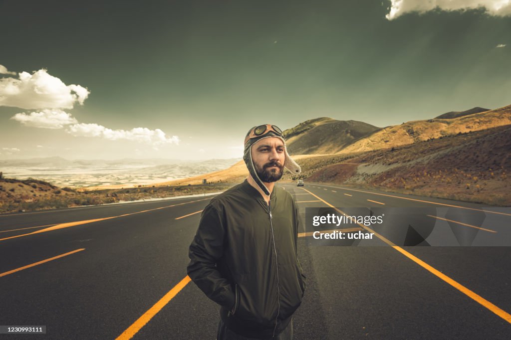 Pilote vintage avec une casquette en cuir et des lunettes d’aviateur