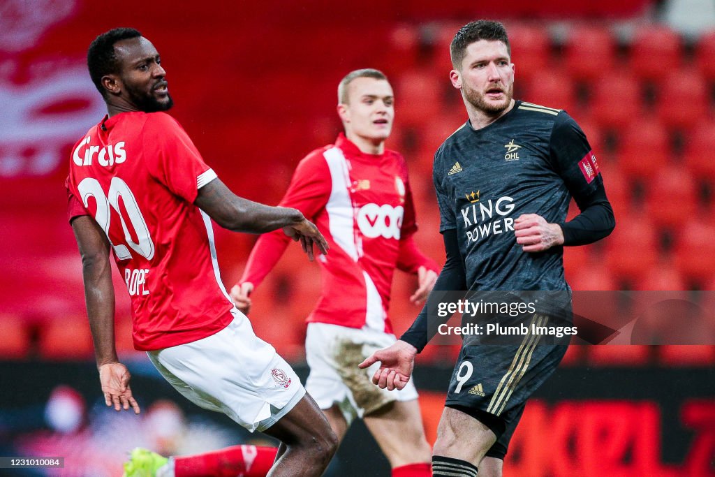Merveille Bope Bokadi of Standard de Liège and Thomas Henry of OH ...