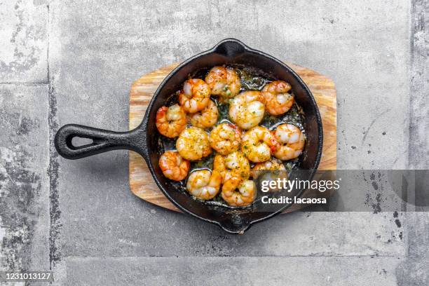 shrimps in a pan - räka bildbanksfoton och bilder