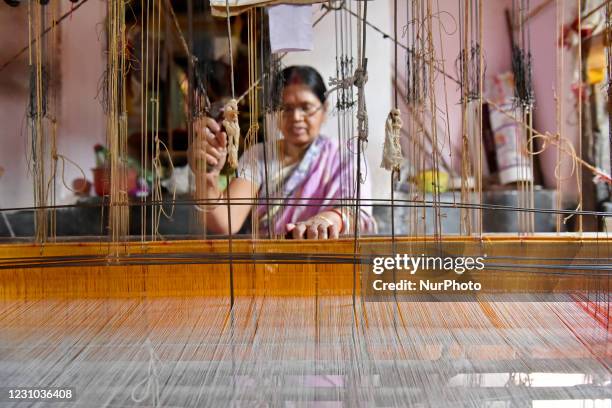 Woman makes Tant sari in Dwarhatta, Hoogly District, West Bengal, India, 06 February, 2021. Cotton fabrics spun by Bengali weavers have become a...