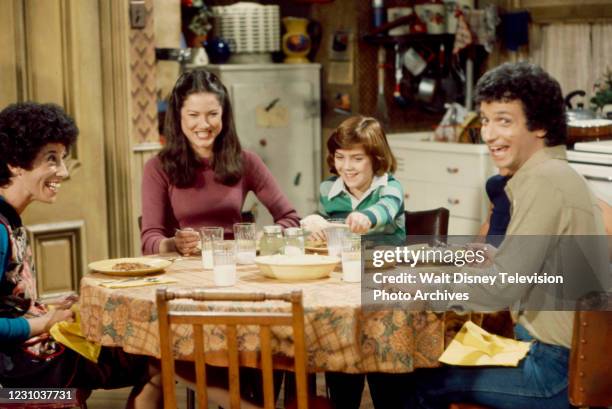 Helen Travolta, Elyssa Davalos, Andrea McArdle, Ron Palillo appearing in the unaired pilot for the ABC tv series 'Horshak'.