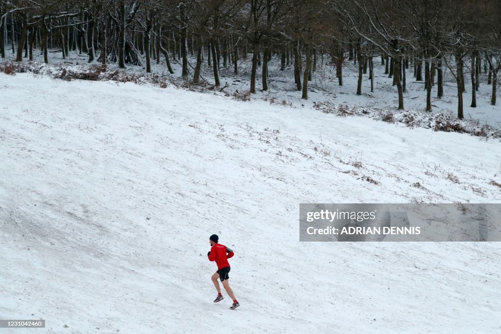 BRITAIN-WEATHER-SNOW