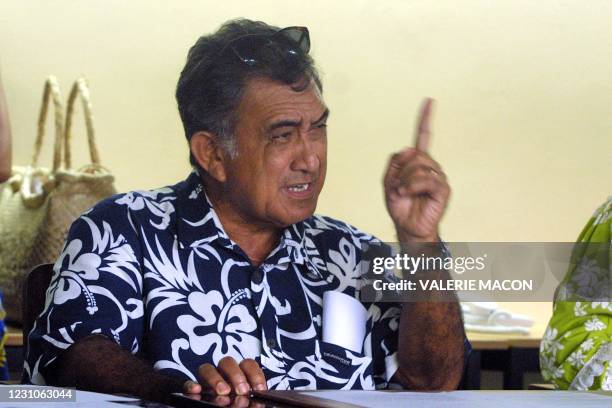 L'indépendantiste Oscar Temaru s'exprime, le 08 juin 2004 à Tahiti, lors d'une conférence de presse organisée avec les représentants de la majorité...