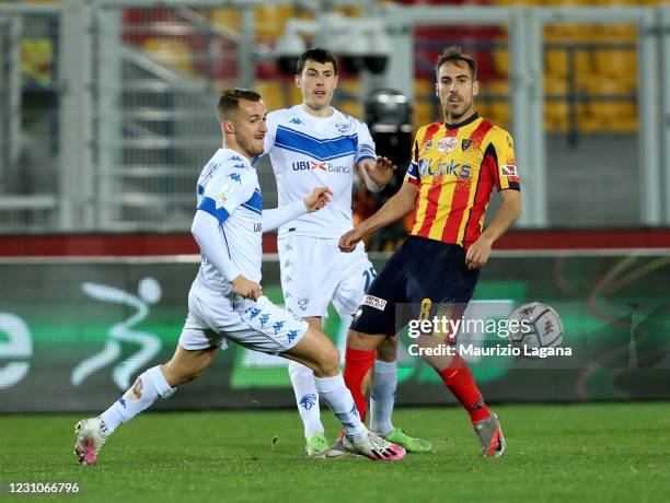 Marco Mancosu of Lecce competes for the ball with Alfredo Donnarumma of Brescia during the Serie B match between US Lecce and Brescia Calcio at...