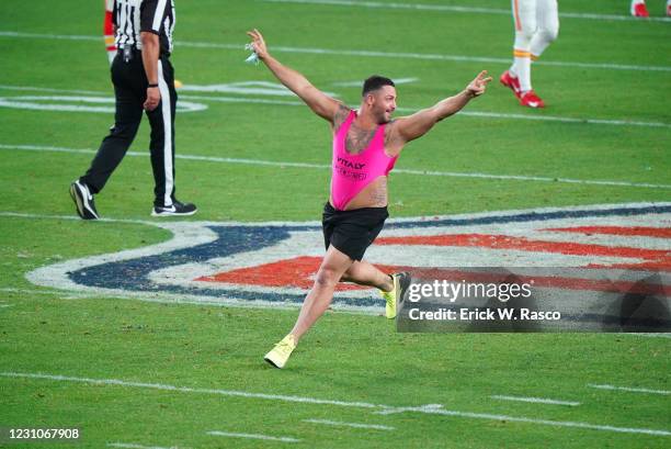 Pool Streaker 2,274 Sports Streaker Stock Photos, High-Res Pictures, and Images ...