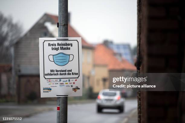 February 2021, North Rhine-Westphalia, Langbroich: A poster with the inscription "Kreis Heinberg trägt Maske - Mit verstand und solidarisch durch die...