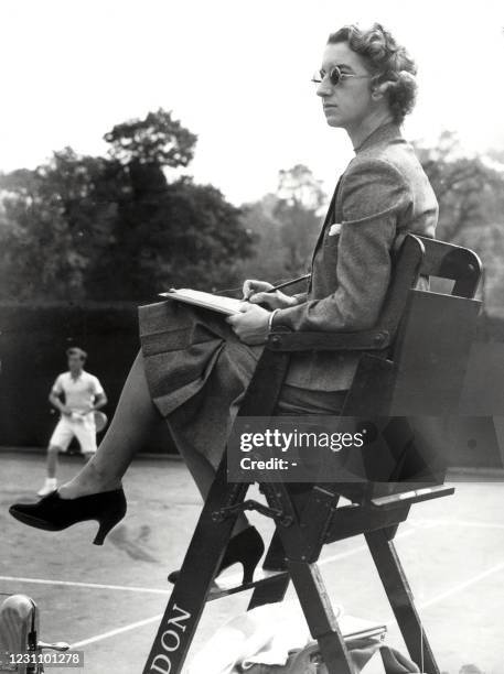 Famous British tennis player Mary Hardwick umpires at the Junior Lawn tennis championships here 05 september 1938 in Wimbledon.