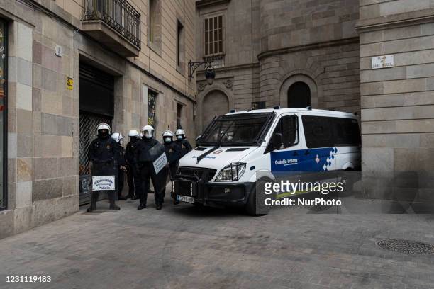 Anti-riot agents of the Guardia Urbana of Barcelona block the anti-fascists from the square where the members of Jusapol meet on February 12 in the...