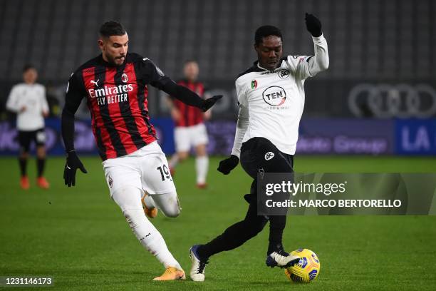 Spezia's Ghanaian forward Emmanuel Gyasi outruns AC Milan's French defender Theo Hernandez during the Italian Serie A football match Spezia vs AC...