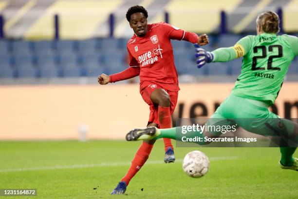 Queensy Menig of FC Twente scores the first goal to make it 0-1, Remko Pasveer of Vitesse during the Dutch Eredivisie match between Vitesse v Fc...