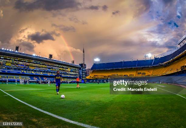 Edwin Cardona of Boca Juniors looks at the ball during a match between Boca Juniors and Gimnasia Y Esgrima La Plata as part of Copa de la Liga...