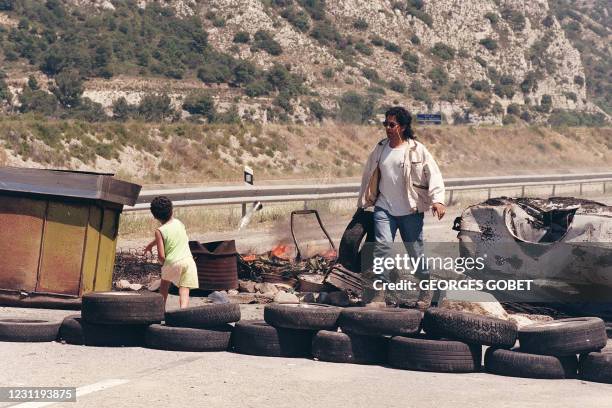 Des enfants de Harkis construisent une barricade, le 25 juin 1991 sur la RN 96 devant la "Cité du logis d'Anne" près d'Aix où réside une communauté...