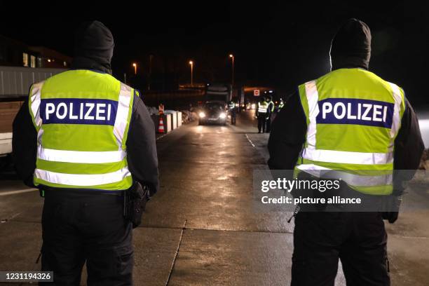 February 2021, Czech Republic, Breitenau: Federal police officers check entrants near the border crossing with the Czech Republic. The traffic...