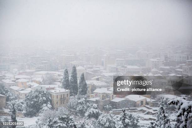 February 2021, Greece, Athen: Snow falls on the city during a blizzard. Photo: Socrates Baltagiannis/