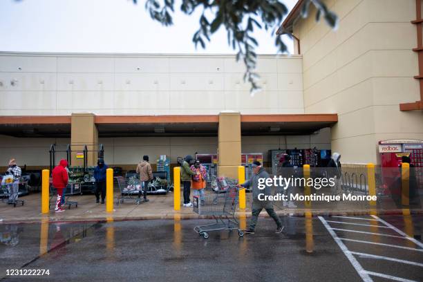 Long Line At Store Long Grocery Store Line Photos and Premium High Res Pictures - Getty Images
