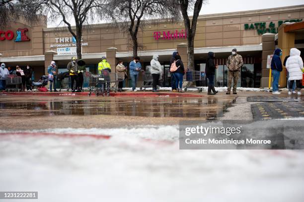 Long Line At Store Long Grocery Store Line Photos and Premium High Res Pictures - Getty Images