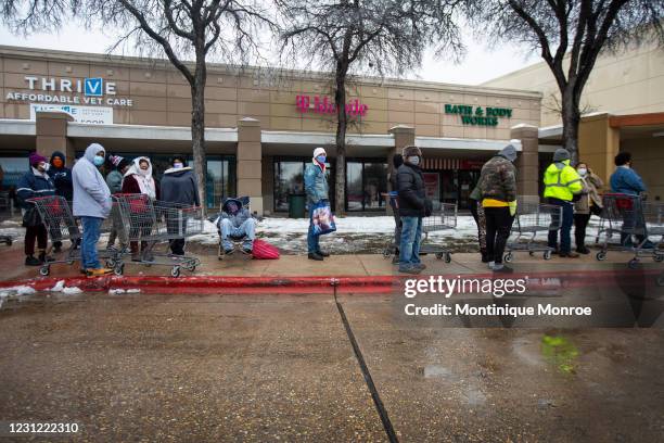 Long Line At Store Long Grocery Store Line Photos and Premium High Res Pictures - Getty Images