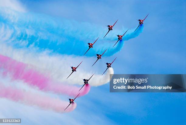 red white and blue arrows - espectáculo aéreo fotografías e imágenes de stock