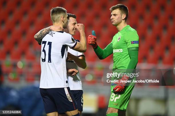 Antwerp goalkeeper Ortwin De Wolf gives Borna Barisic of Rangers a thumbs up after he scores the winning goal from the penalty spot during the UEFA...