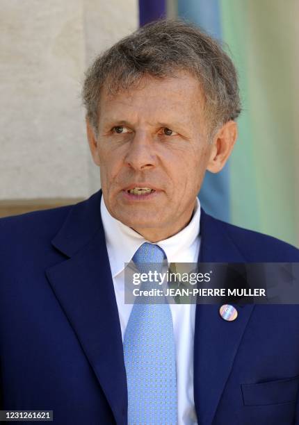 Le journaliste Patrick Poivre d'Arvor, pose, le 27 juin 2008 à Bordeaux, alors qu'il participe à la dixième édition de "Bordeaux fête le vin". Ce...