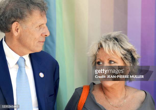 Les journalistes Patrick Poivre d'Arvor et Françoise Laborde posent, le 27 juin 2008 à Bordeaux, alors qu'ils participent à la dixième édition de...