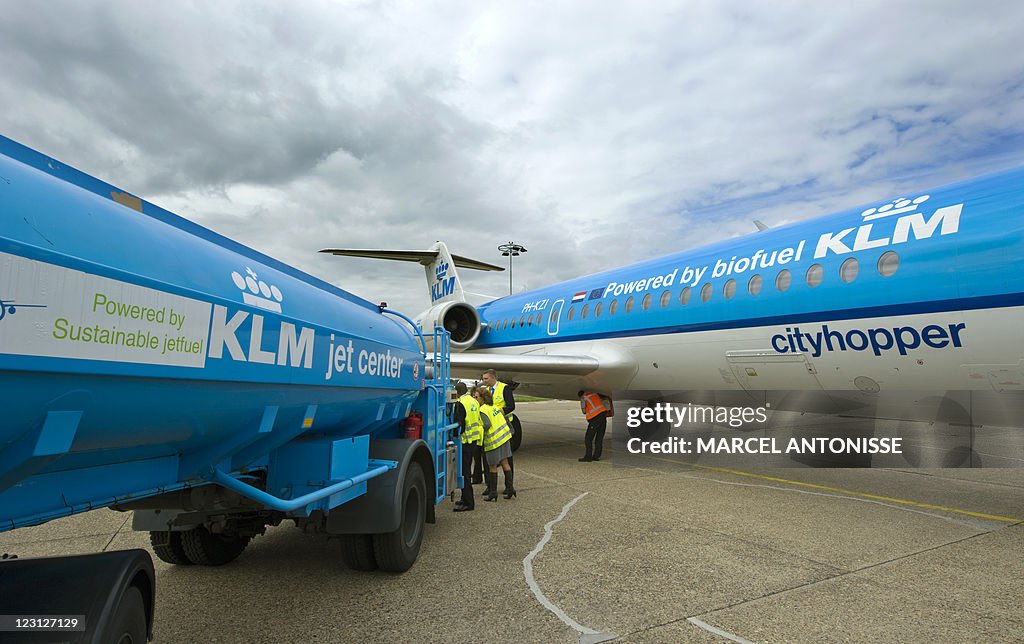 Staff prepare the KLM Fokker 70 cityhopp