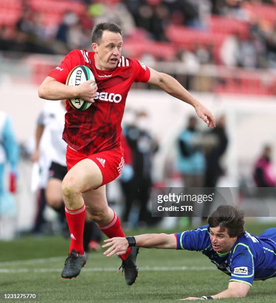 Kobe Kobelco Steelers' Ben Smith runs with the ball during a Japan Rugby Top League match between Kobe Kobelco Steelers and NEC Green Rockets at...