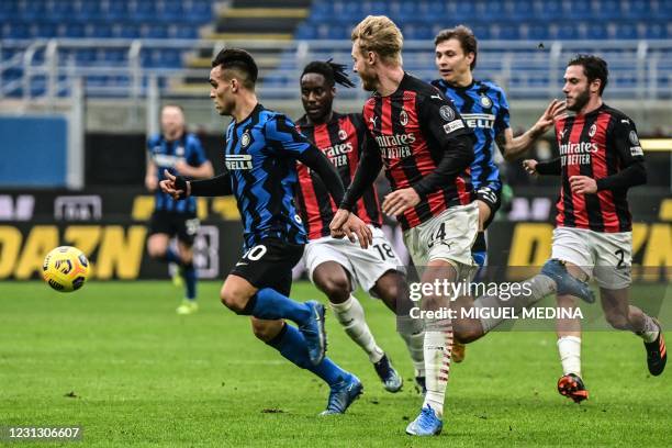 Inter Milan's Argentine forward Lautaro Martinez outruns AC Milan's French midfielder Souhaliho Meite, AC Milan's Danish defender Simon Kjaer and AC...