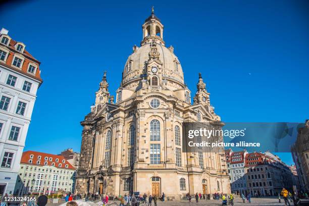 February 2021, Saxony, Dresden: A landmark is the magnificent cathedral of Protestant Christianity, the Frauenkirche on Neumarkt. Photo: Ulrich Georg...